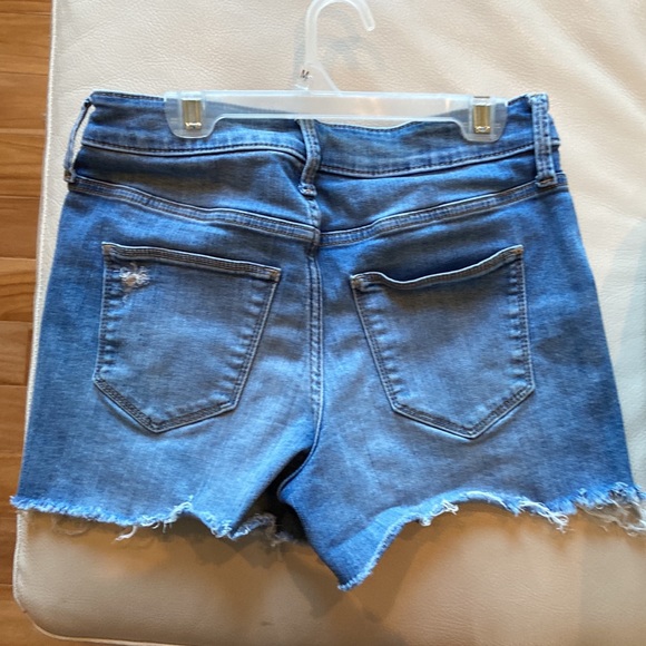 Universal Thread distressed jean shorts size 2 - Picture 4 of 4